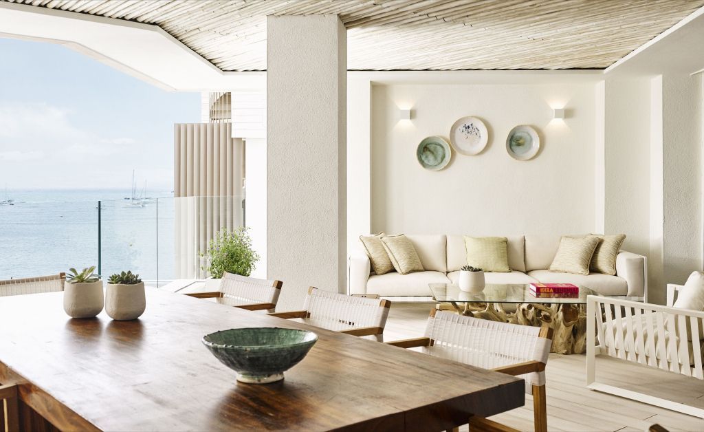 Terrasse mit atemberaubendem Meerblick und eleganter Sitzgelegenheit