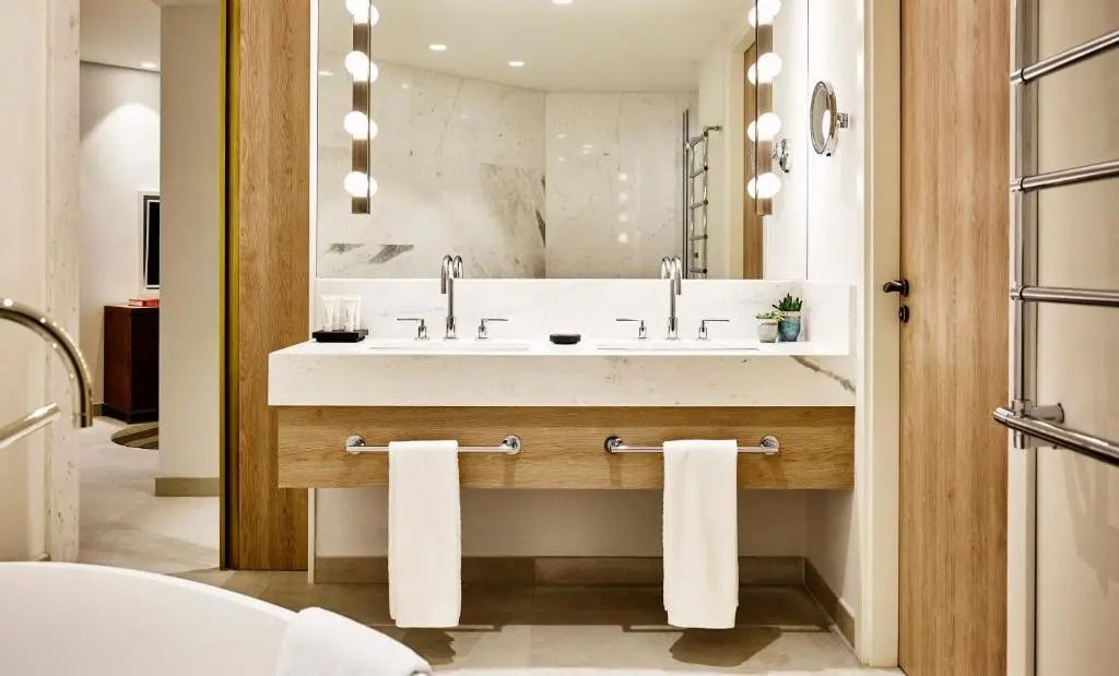 Modernes Badezimmer mit Doppelwaschbecken und Beleuchtung
