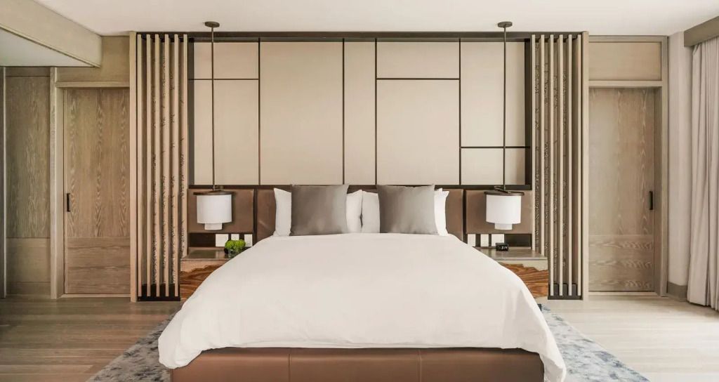 Luxuriöses Doppelbett in neutralen Farben mit stilvollem Wanddesign