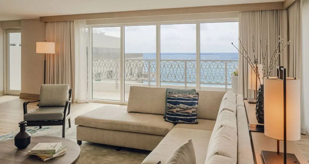 Helles Wohnzimmer mit Sofa und Meerblick auf der Terrasse