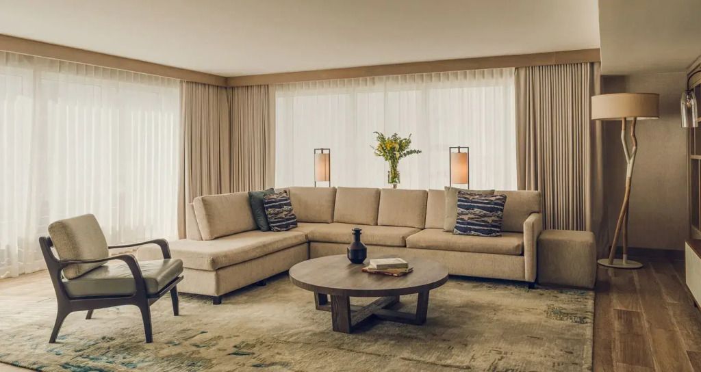 Elegantes Wohnzimmer mit beiger Eckcouch und modernem Couchtisch in der Asahi Villa.