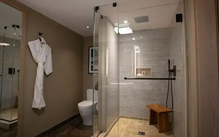 Modernes Badezimmer mit großer Dusche im Nobu Hotel Miami Beach.