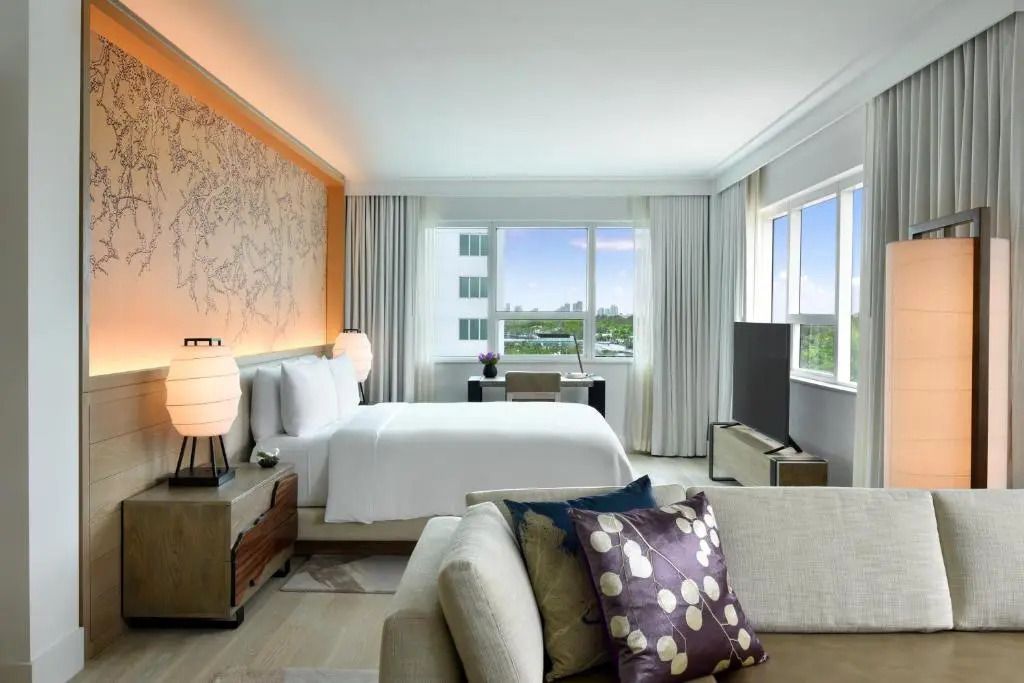 Geräumige Junior-Suite mit Doppelbett und Blick auf die Bucht
