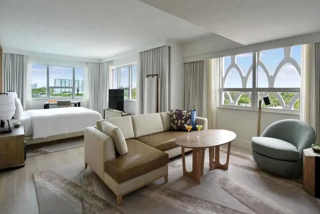 Moderne Suite mit gemütlicher Sitzecke und großen Fenstern