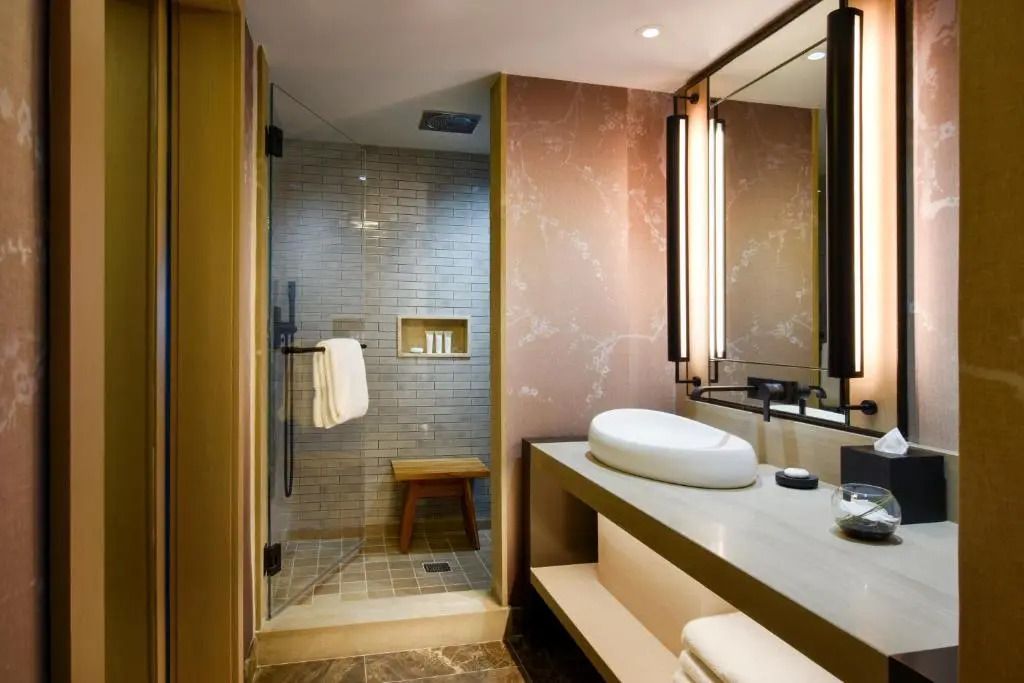 Luxuriöses Badezimmer mit großer Dusche und stilvollem Waschtisch