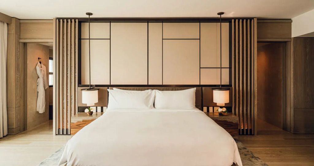 Luxuriöses Schlafzimmer mit großem Bett und stilvollem asiatischen Design
