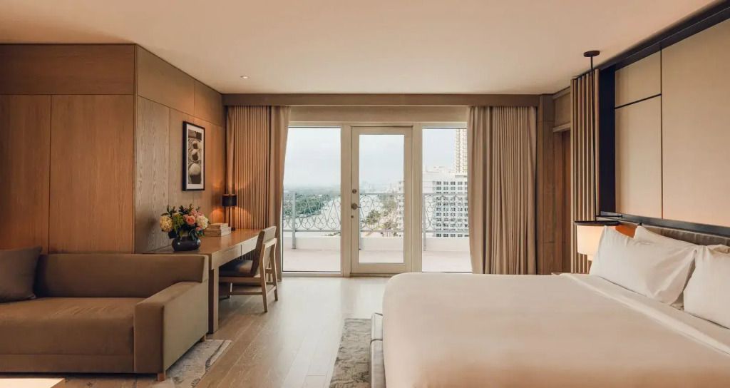Geräumiges Zimmer mit Balkon und Blick auf die Stadt