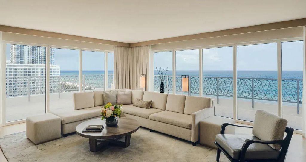 Luxuriöses Wohnzimmer mit Sofas und Panoramablick aufs Meer