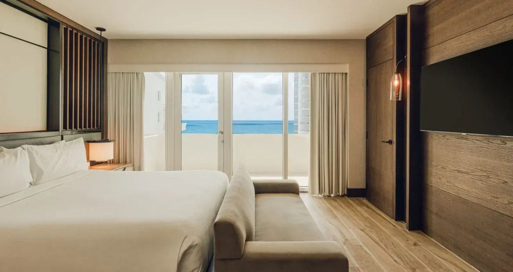 Modernes Hotelzimmer mit Balkon und Meerblick in der Umi Doppel Suite