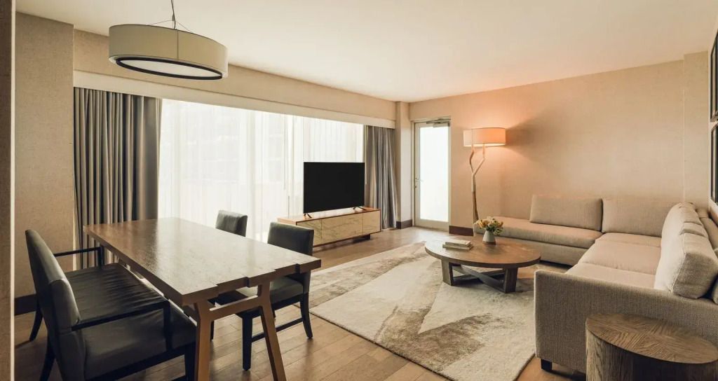 Geräumiges Wohnzimmer mit großen Fenstern in der Umi Doppel Suite