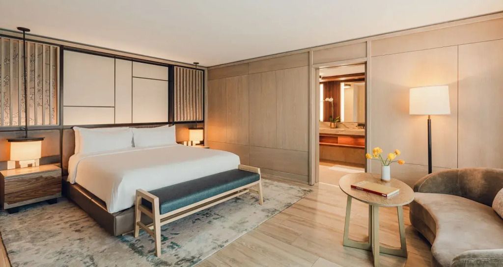 Geräumiges Schlafzimmer der Yuhi Villa mit King-Size-Bett und stilvollem Interieur