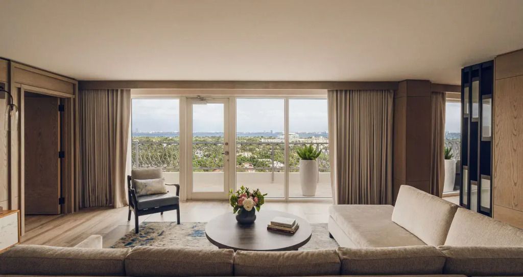Wohnbereich in der Yuhi Villa mit Panoramafenster und weitem Ausblick