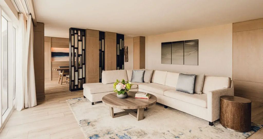 Moderner Wohnbereich der Yuhi Villa mit großem Sofa und stilvoller Dekoration