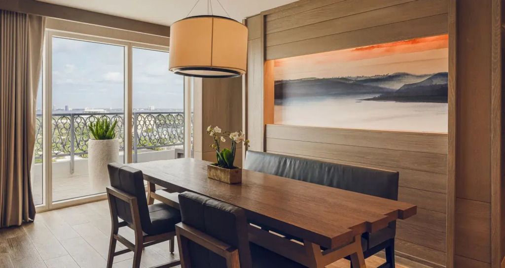 Essbereich der Yuhi Villa mit eleganten Möbeln und Kunstwerken