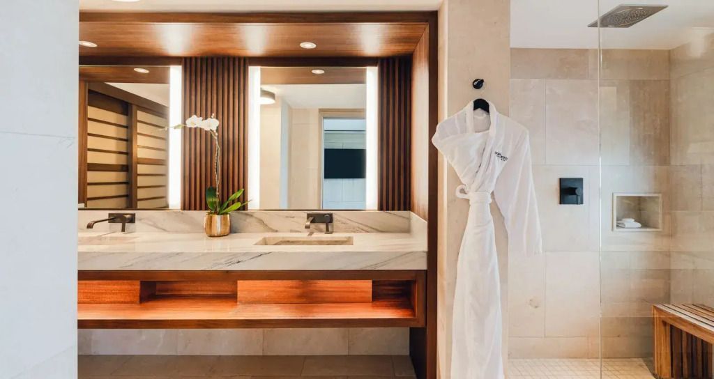 Luxuriöses Badezimmer in der Yuhi Villa mit elegantem Waschbereich