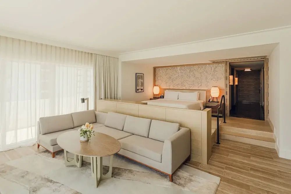 Geräumige Zen Suite mit Doppelbett, Sofa und Balkon in neutralen Tönen