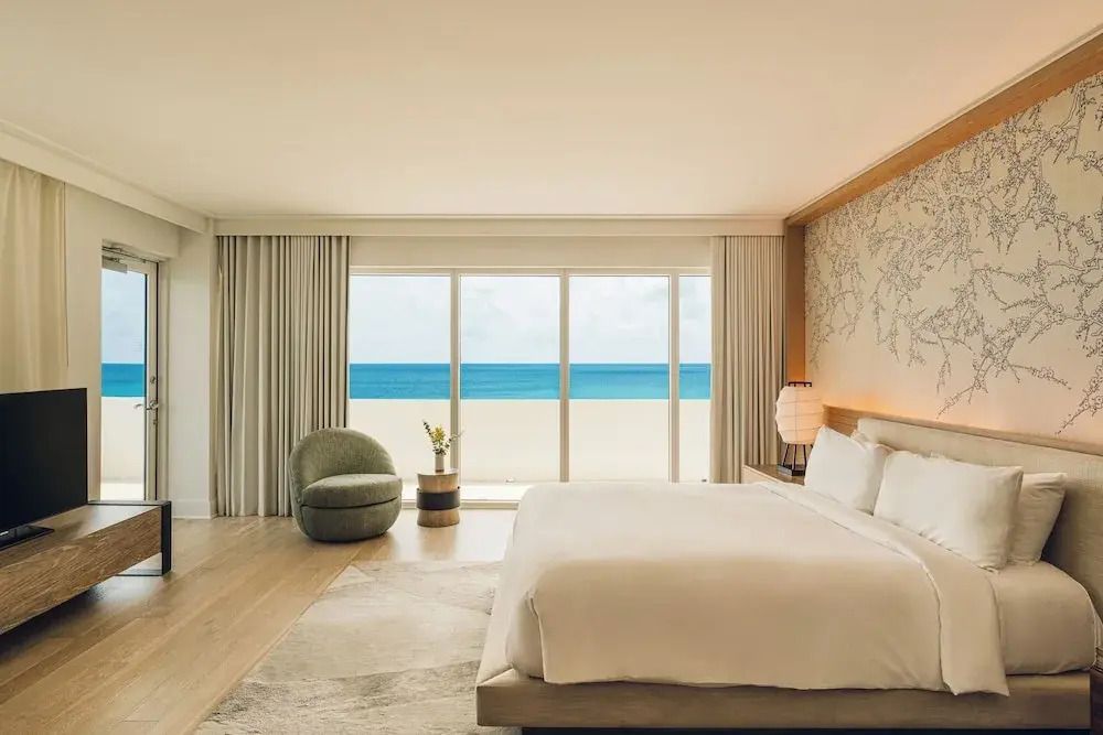 Zen Suite mit Meerblick und einem großen, einladenden Bett