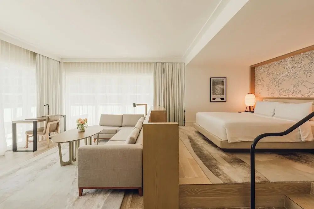 Zen Suite mit heller Einrichtung, Doppelbett und modernem Sofa