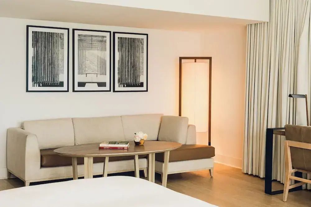 Sofa und elegante Beleuchtung in der Zen Suite mit moderner Kunst an der Wand