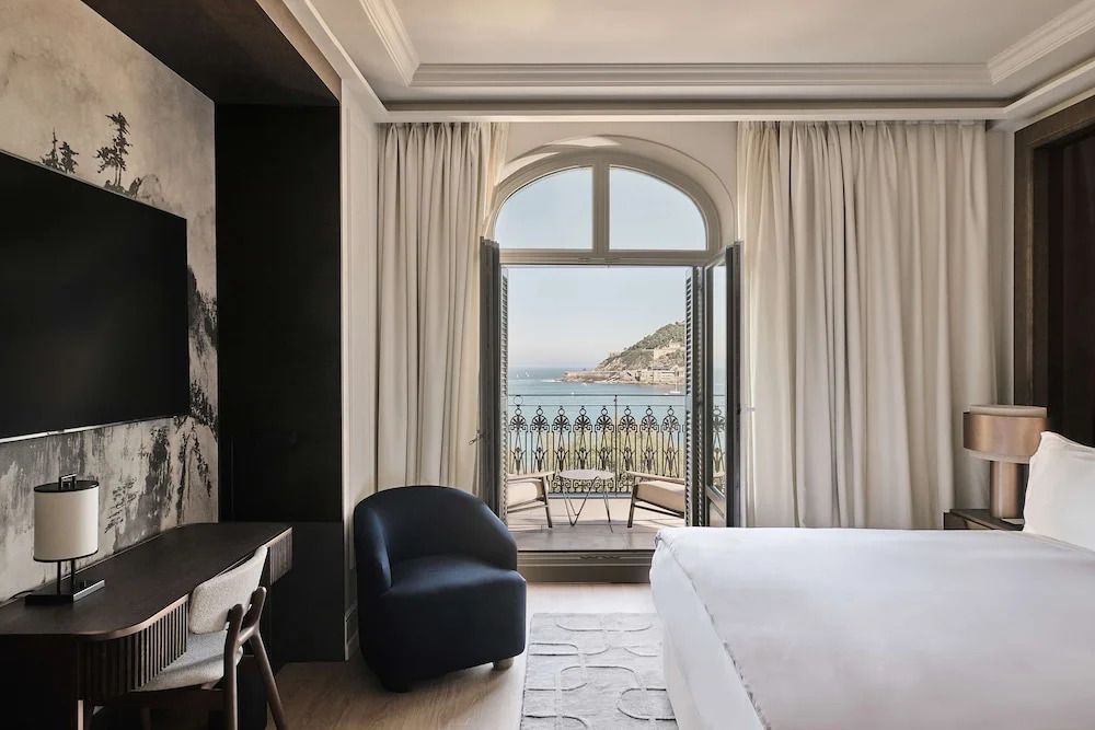 Premium Zimmer mit Balkon und Blick auf das Meer und die Küste von San Sebastián.