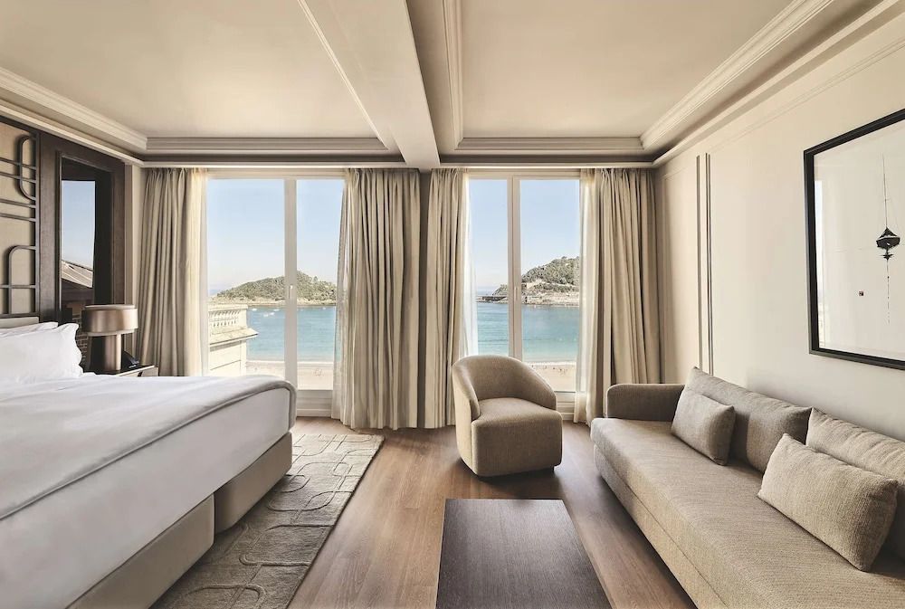 Geräumiges Zimmer mit Meerblick vom Balkon