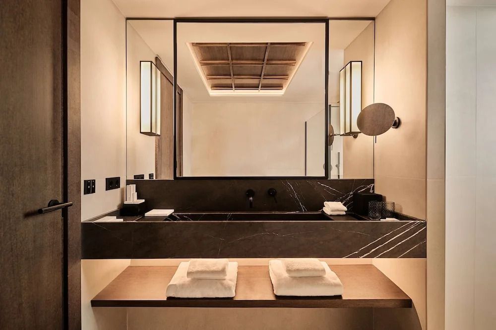 Modernes Badezimmer mit großem Spiegel und elegantem Waschbecken