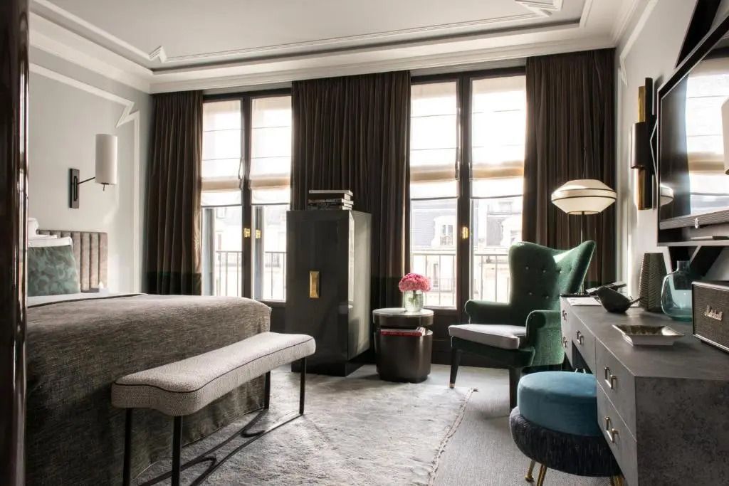 Elegantes Deluxe Doppelzimmer mit stilvoller Einrichtung und großen Fenstern