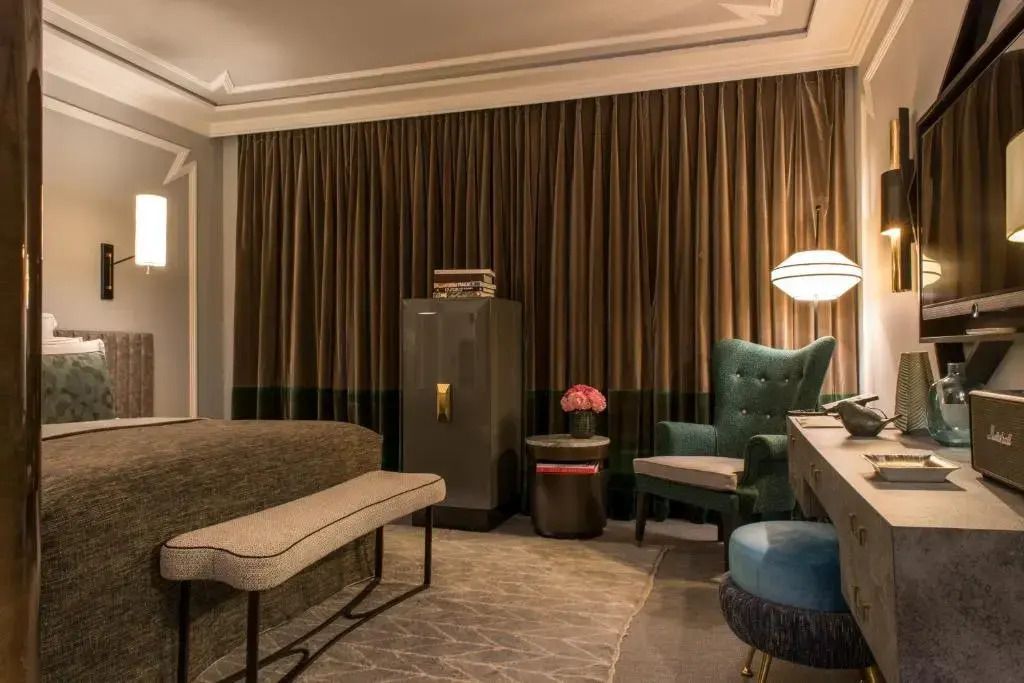 Luxuriöses Hotelzimmer mit geschmackvoller Dekoration und gemütlichem Sitzbereich