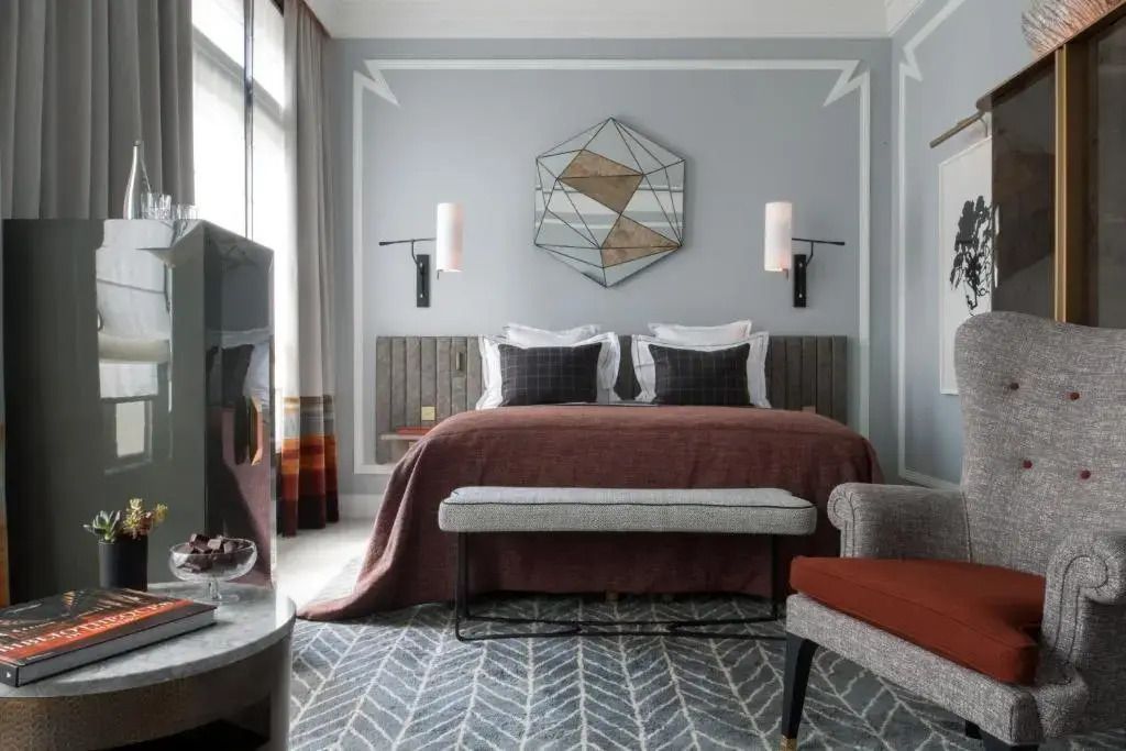 Modernes Hotelzimmer mit geometrischem Wanddekor und edlem Ambiente