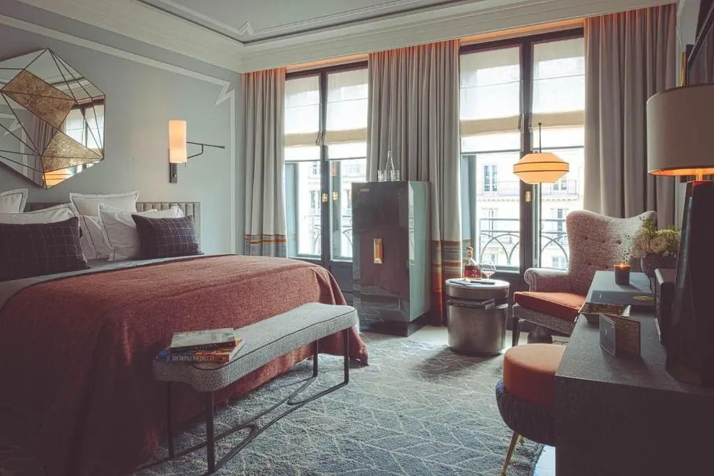 Geräumiges Zimmer mit großen Fenstern und harmonischer Farbgestaltung