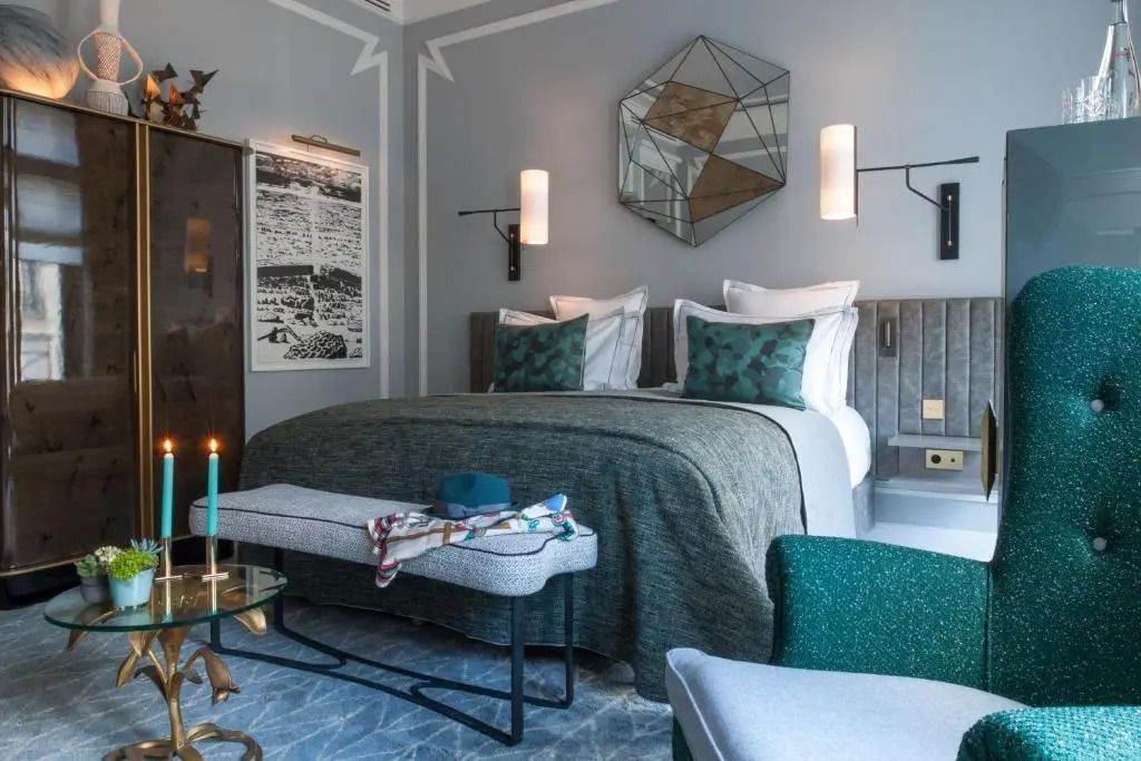 Elegantes Zimmer mit künstlerischen Akzenten und komfortablem Bett