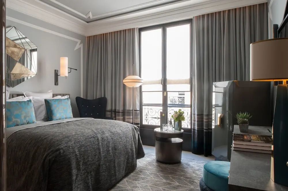 Lichtdurchflutetes Doppelzimmer mit bodentiefen Fenstern und luxuriöser Einrichtung