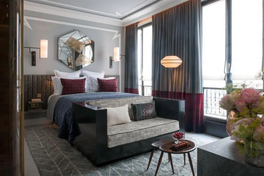 Elegantes Superior Doppelzimmer mit großem Bett, Spiegel und gemütlichem Sofa