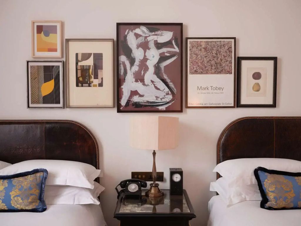 Doppelzimmer mit dekorativer Kunstwand über zwei Einzelbetten im NoMad London.
