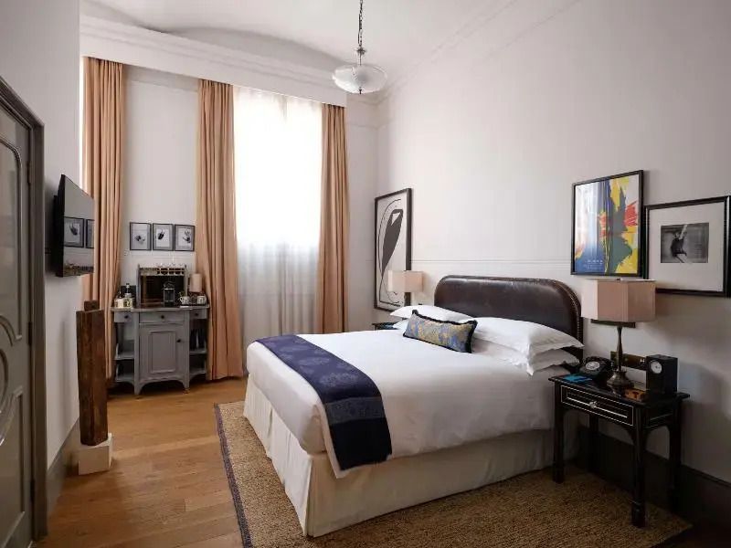 Klassisches Doppelzimmer mit stilvollen Möbeln und großem Fenster