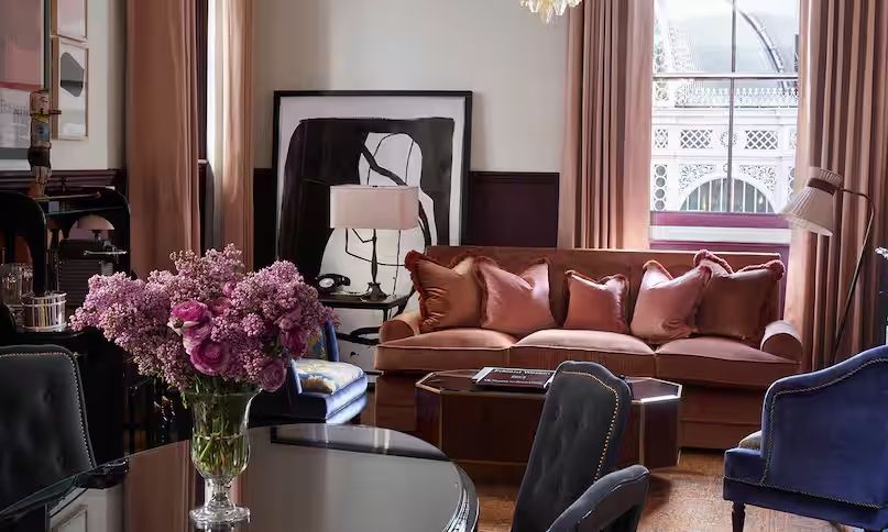 Gemütliche Suite mit Rosensofa und beeindruckendem Kunstwerk an der Wand
