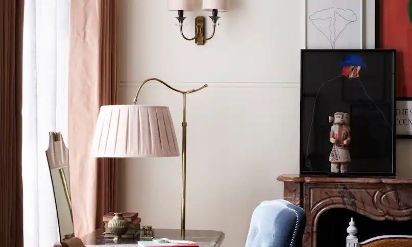 Stilvoller Schreibtischbereich mit Designerlampe und eleganten Möbeln