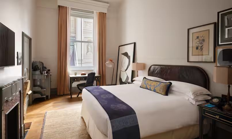 Elegantes Doppelzimmer mit großen Fenstern und stilvollem Kunstwerk im NoMad London
