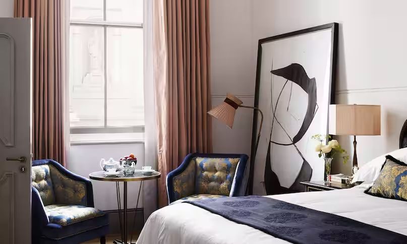 Gemütliche Sitzgelegenheit am Fenster mit Teeservice im Hotelzimmer