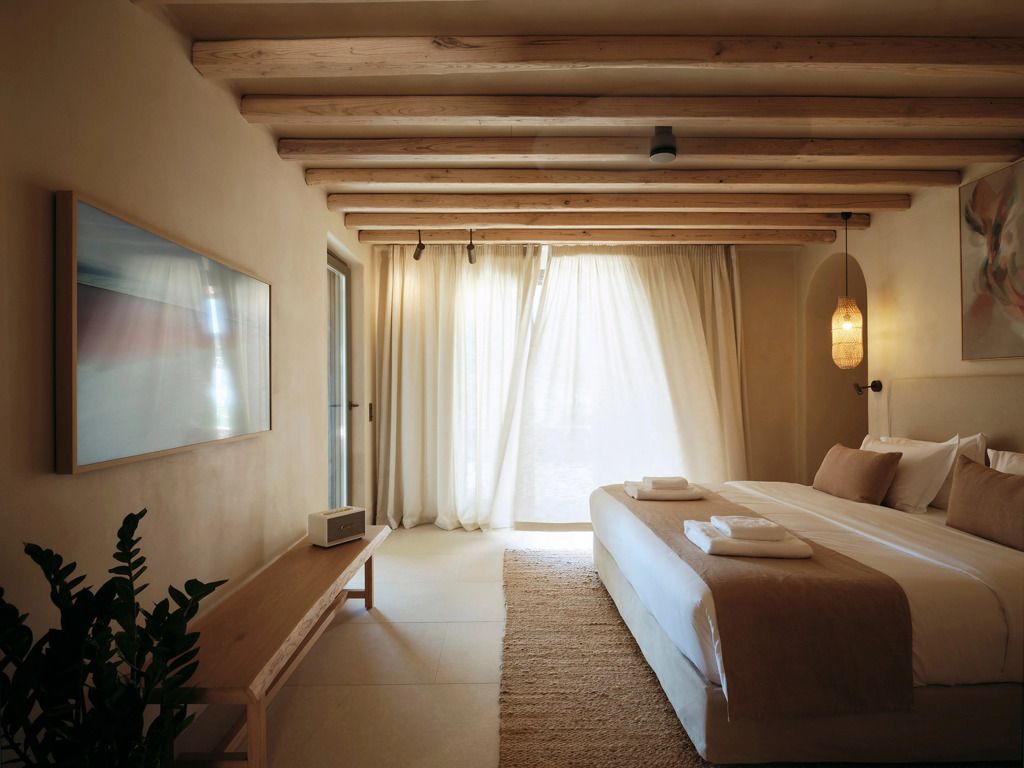 Elegantes Schlafzimmer mit Kingsize-Bett und natürlichem Licht