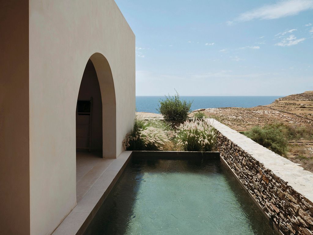 Privater Pool mit Blick auf das Meer und minimalistische Architektur