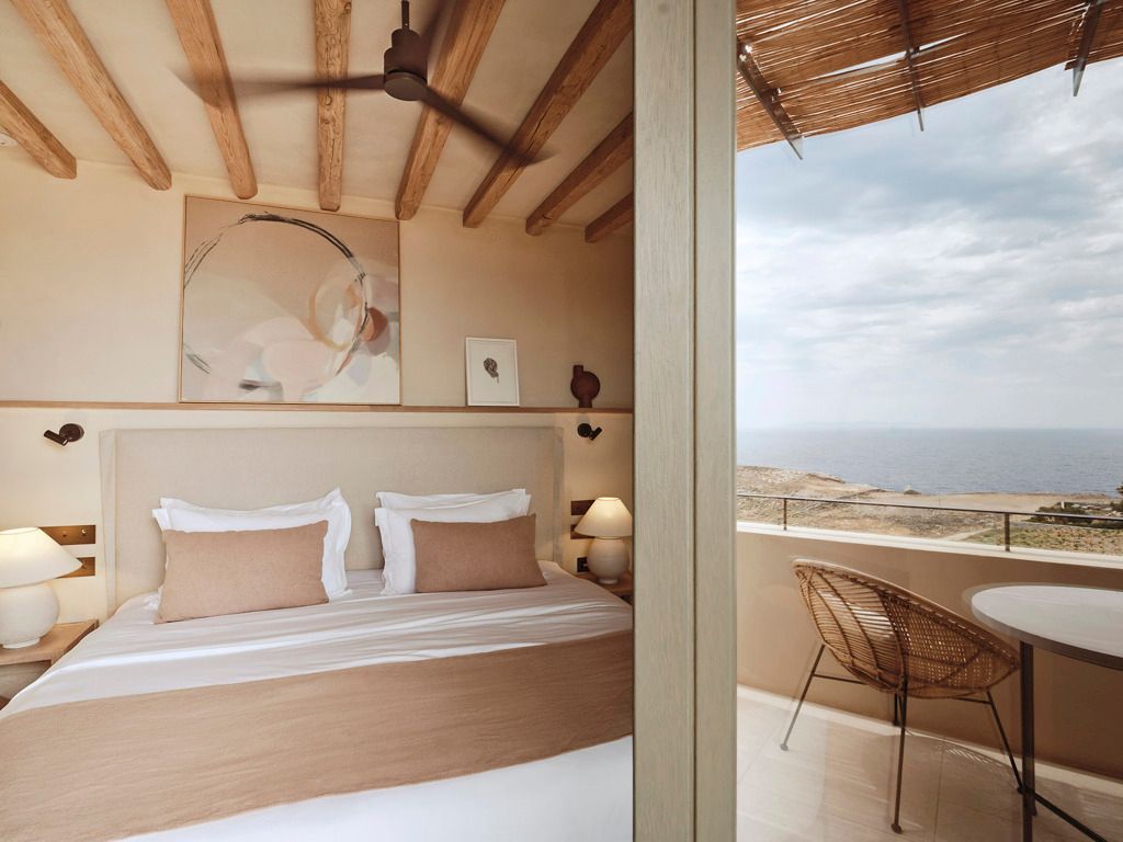 Zimmer mit großem Bett, Holzbalkendecke, Balkon und Meerblick