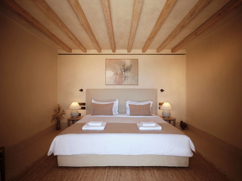 Gemütliches Schlafzimmer mit Doppelbett und dezenter Beleuchtung