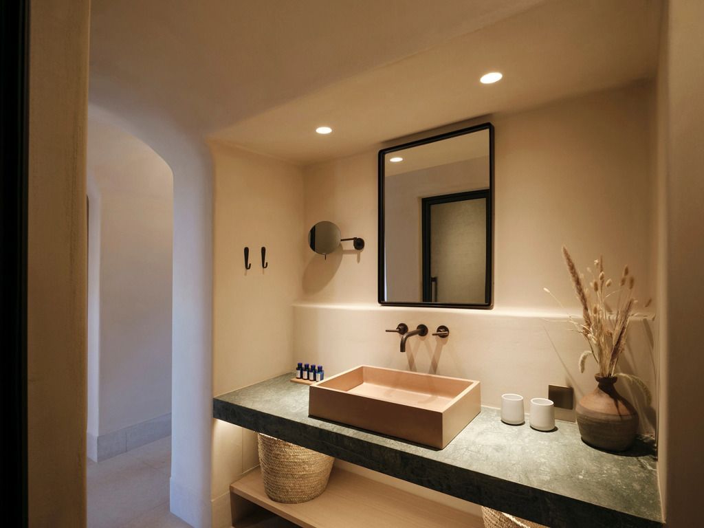 Modernes Badezimmer mit stilvollem Waschbecken und dezentem Licht