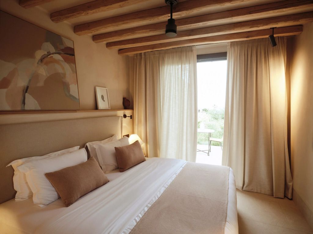 Gemütliches Superior Zimmer mit Holzbalkendecke und Gartenblick