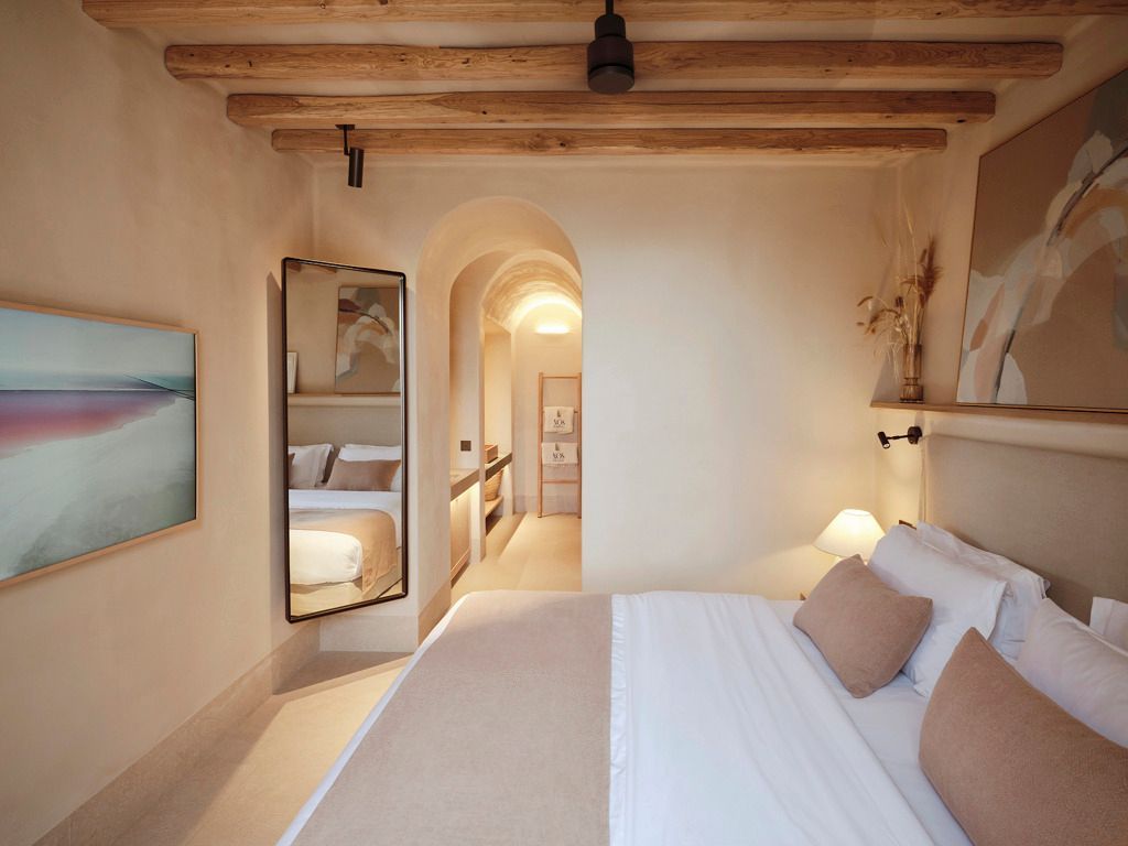 Superior Zimmer mit stilvoller Gestaltung und eleganten Holzelementen