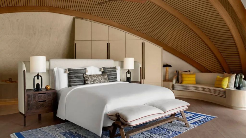 Luxuriöses Schlafzimmer einer Royal Doppel Villa mit elegantem Doppelbett und stilvoller Einrichtung