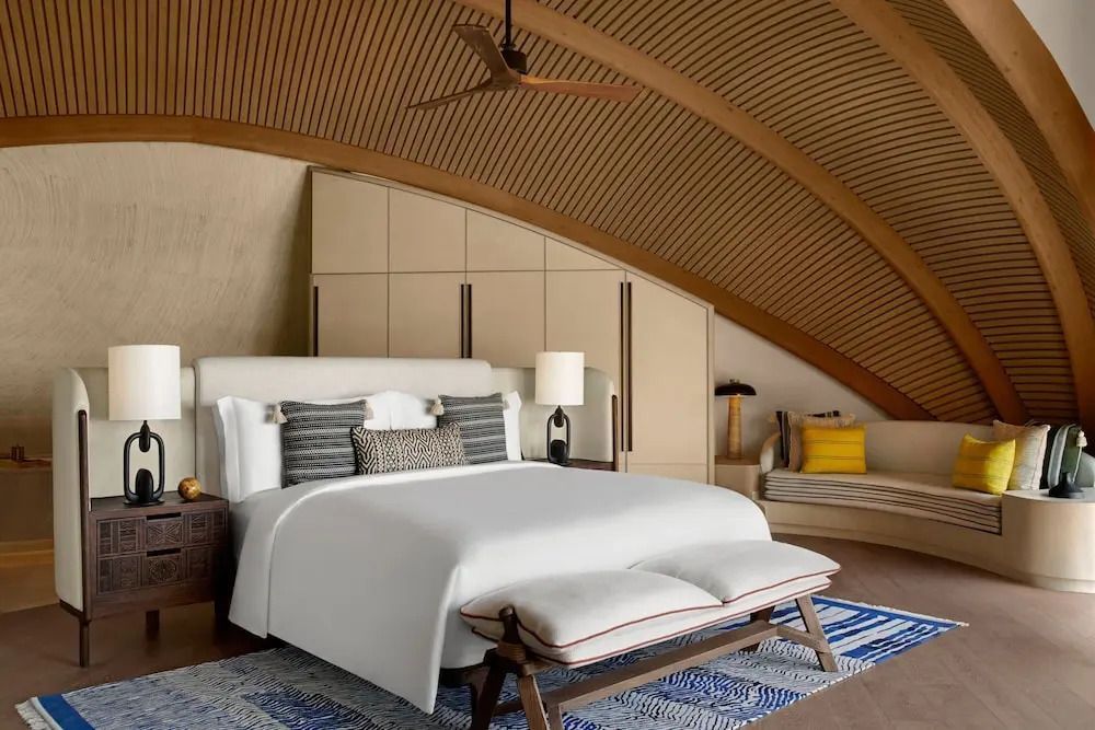 Elegantes Schlafzimmer einer Villa mit Holzakzentdecke und modernem Design.