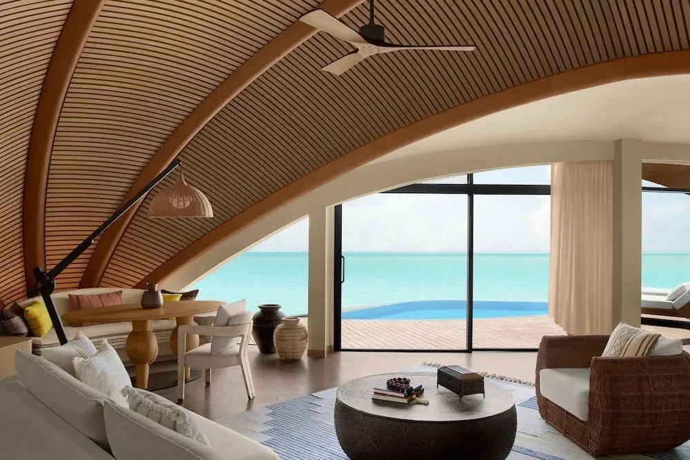 Lichtdurchflutetes Wohnzimmer einer Villa mit Meerblick und Designer-Möbeln.
