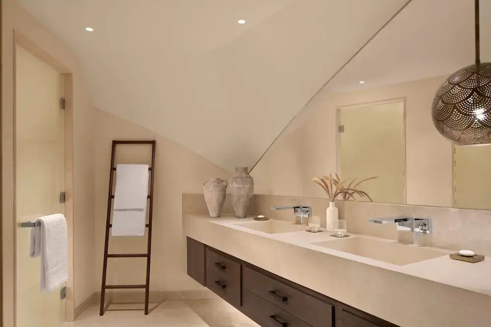 Modernes Badezimmerdesign mit Doppelwaschbecken und eleganter Dekoration.